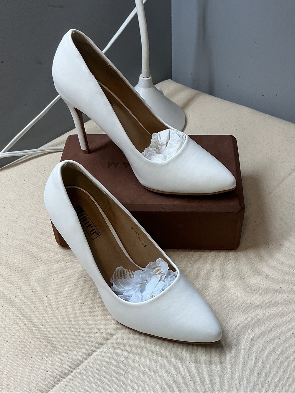 IDIFU White Pointed Stiletto Pumps